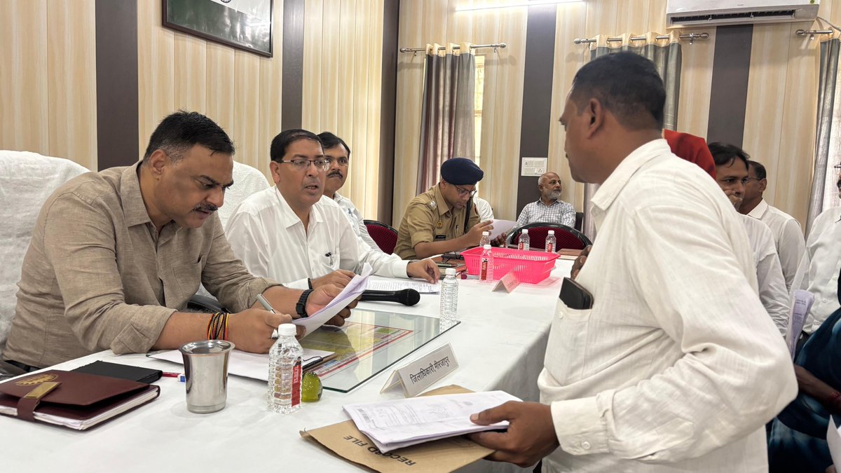 DM_MIRZAPUR's tweet photo. जनपद के सभी तहसीलों में आयोजित किया गया संपूर्ण समाधान दिवस।
तहसील मड़िहान में जिलाधिकारी पवन कुमार गंगवार  व मुख्य विकास अधिकारी विशाल कुमार ने आए हुए फरियादियों की सुनी जन समस्याएं निस्तारण के दिए निर्देश।
@CMOfficeUP @ChiefSecyUP @InfoDeptUP https://t.co/qqn0PqIGn4