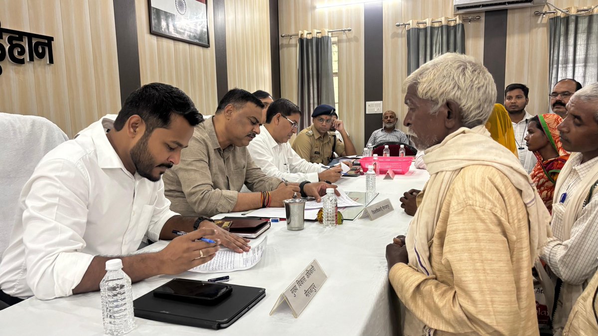 DM_MIRZAPUR's tweet photo. जनपद के सभी तहसीलों में आयोजित किया गया संपूर्ण समाधान दिवस।
तहसील मड़िहान में जिलाधिकारी पवन कुमार गंगवार  व मुख्य विकास अधिकारी विशाल कुमार ने आए हुए फरियादियों की सुनी जन समस्याएं निस्तारण के दिए निर्देश।
@CMOfficeUP @ChiefSecyUP @InfoDeptUP https://t.co/qqn0PqIGn4