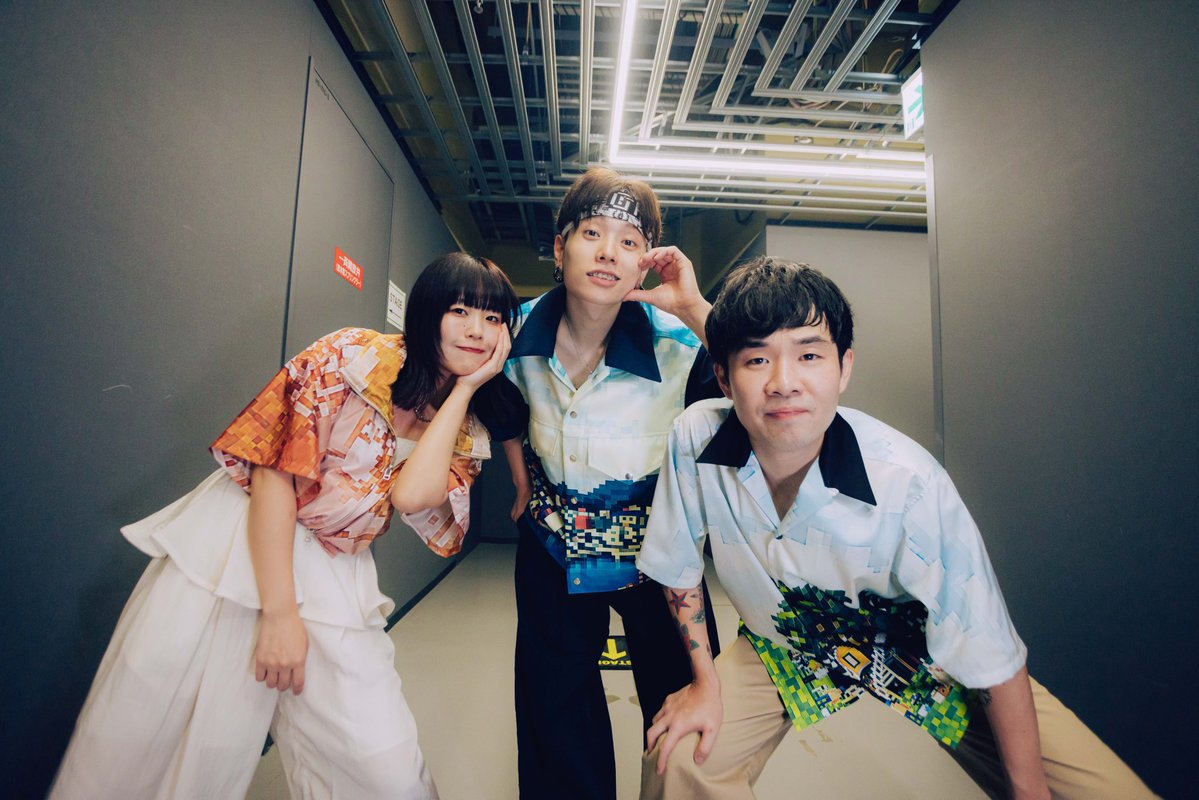 ktxxic's tweet photo. 待って？？？？？？？？？？？？

これさ
慎也さん カントリーロードジャケ写
秋澤さん ブル���ピリオドジャケ写
ゆいかちゃん レイジーサンデージャケ写

になってるってこと〜？？？？？？？
やば！！！！！激アツじゃん！衣装ガチャ要素もあるってこと！？今回のツアー！
Saucy Dog㌠天才か！？！？ https://t.co/wwhdy67zCt
