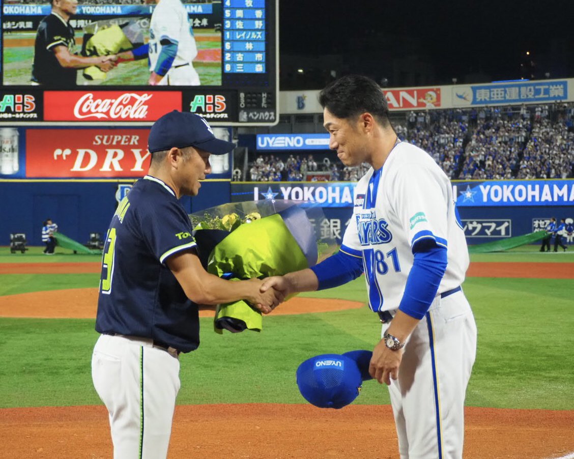 swallowspr's tweet photo. 本日の試合終了後、今シーズン限りでの引退を発表した #石川雅規 投手へ、かつてバッテリーを組んでいた横浜DeNAベイスターズの #相川亮二 監督から花束の贈呈がありました💐

このような機会を設けてくださった横浜DeNAベイスターズの関係者の皆さまに、心より感謝申し上げます。

#swallows #燕心全開
