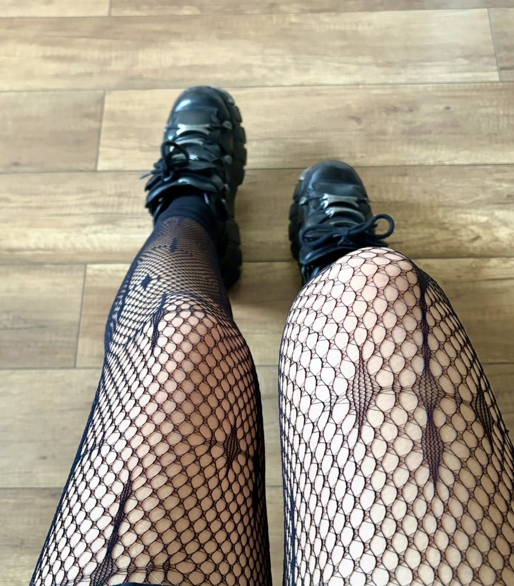 KarolinaFindom's tweet photo. Dziś idę na imprezę, zrobię się na bóstwo, a wy wiecie co robić. 
Chce dużo drineczków 😇

findom buty stopy dojenie https://t.co/zvaiMftEdR