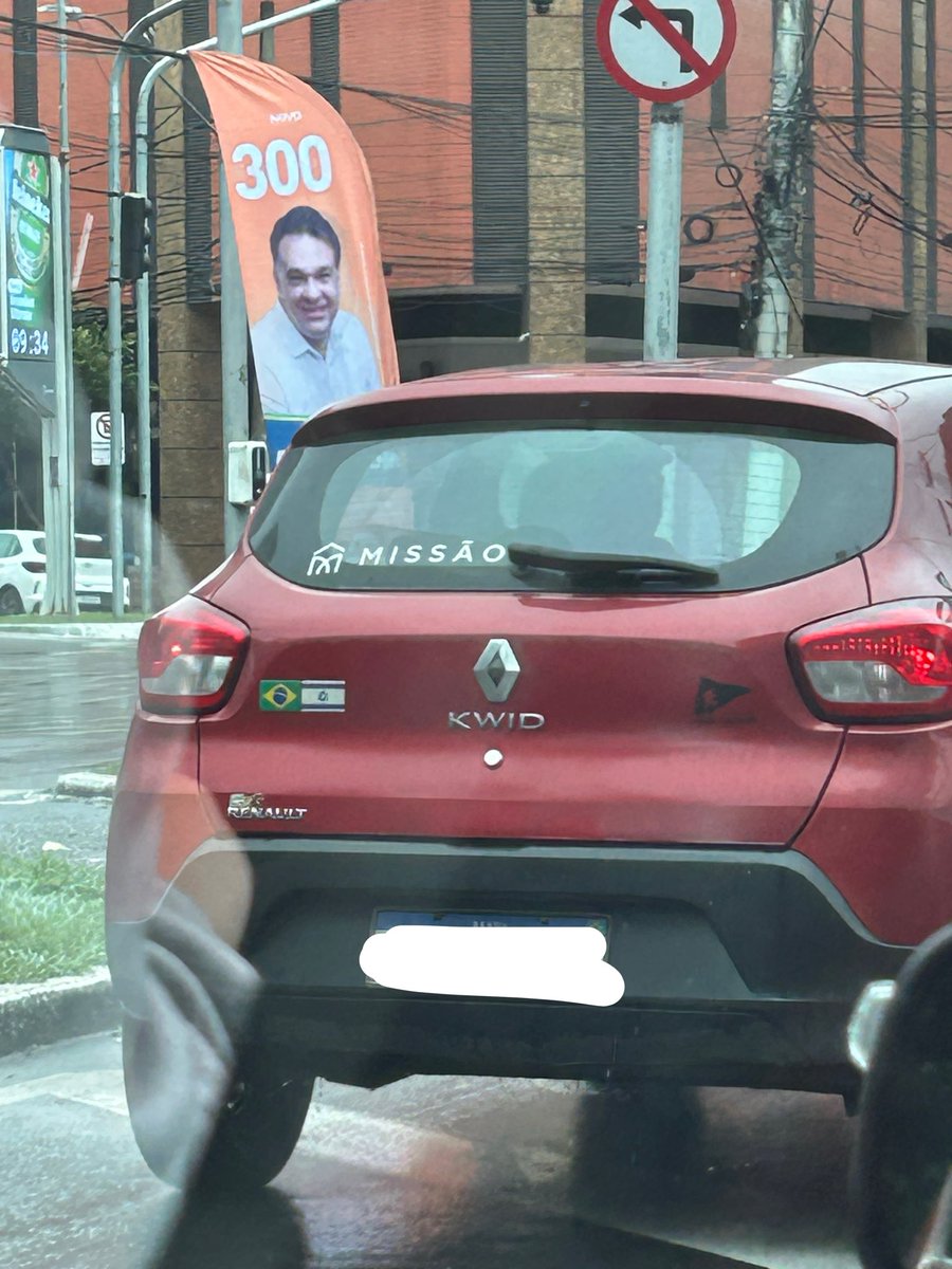laurasonicz's tweet photo. eu vi o carro do satanas https://t.co/ZcgairyogG
