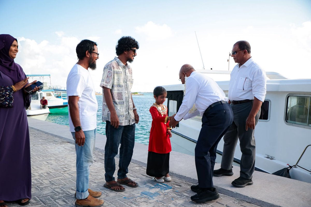 Mohamedfaisalv's tweet photo. ރިޔާސީ ޕްރައިމަރީގެ ކެންޑިޑޭޓް އޮނަރަބަލް އަބްދުﷲޝާހިދު ކ.ގުރައިދޫ އަށް ޒިޔާރަތްކުރެއްވުން. @aabaareh @abdulla_shahid https://t.co/bRQlFJ069y