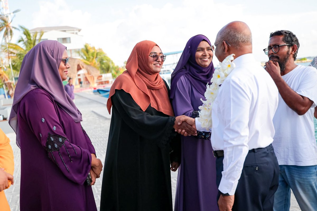 Mohamedfaisalv's tweet photo. ރިޔާސީ ޕްރައިމަރީގެ ކެންޑިޑޭޓް އޮނަރަބަލް އަބްދުﷲޝާހިދު ކ.ގުރައިދޫ އަށް ޒިޔާރަތްކުރެއްވުން. @aabaareh @abdulla_shahid https://t.co/bRQlFJ069y