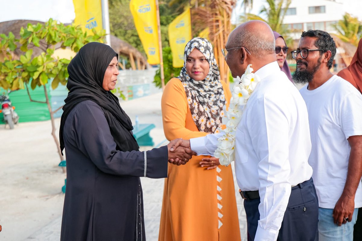 Mohamedfaisalv's tweet photo. ރިޔާސީ ޕްރައިމަރީގެ ކެންޑިޑޭޓް އޮނަރަބަލް އަބްދުﷲޝާހިދު ކ.ގުރައިދޫ އަށް ޒިޔާރަތްކުރެއްވުން. @aabaareh @abdulla_shahid https://t.co/bRQlFJ069y