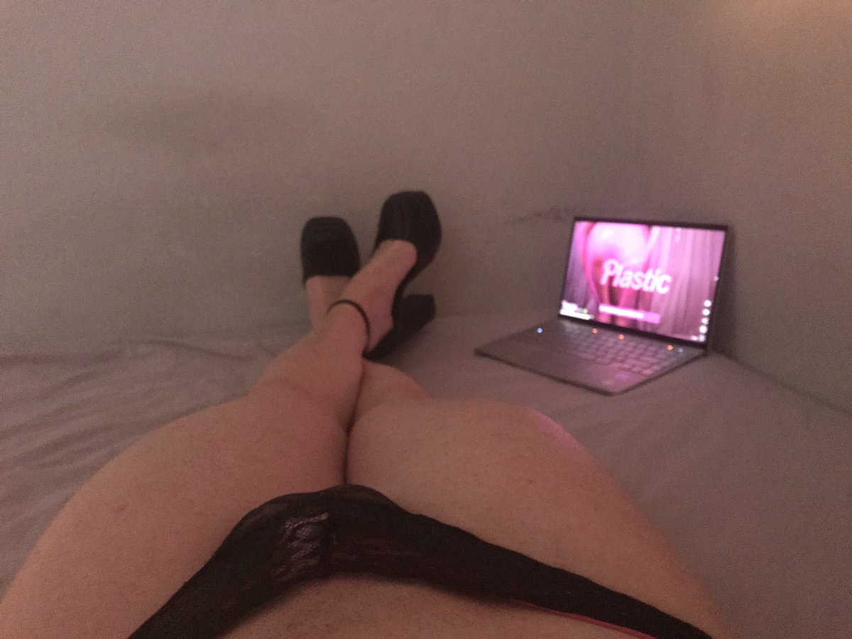 Sissygg4u's tweet photo. 💗🔒🎀 Day 5 of waking up as a 24/7 locked and feminized sissy and it feels like SOOO GOOD🫦🙈💗 who else thinks I should just SNAP the key off in the lock on October 1st and make my locktober last forever!!! 👅🔒🎀💗 or should I downside to a smaller cage first 💗🙈😵‍💫 #chastity https://t.co/oX3msjD66e