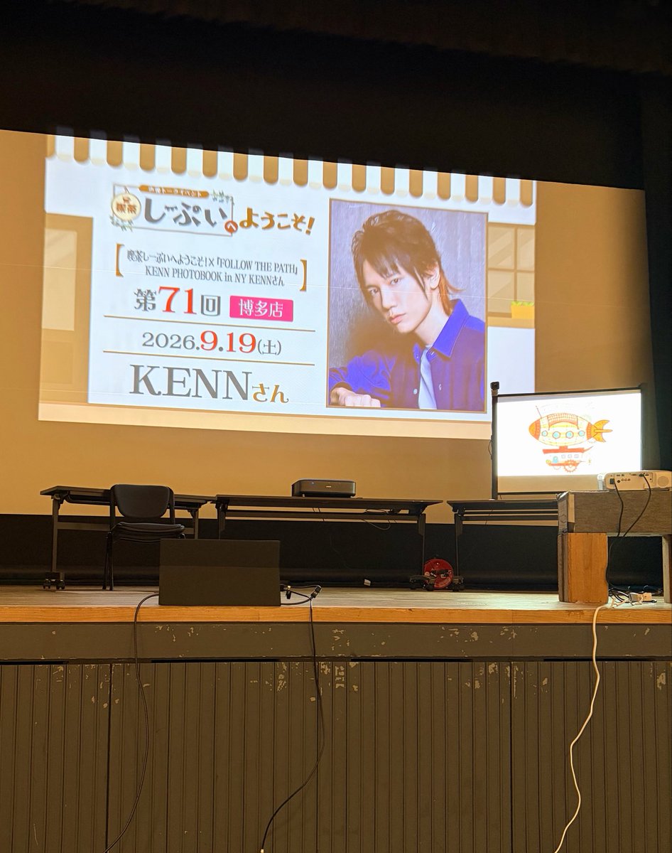 akmt_12's tweet photo. 公演前なら撮影OKってスライド出てたから、撮ったんだけども。
１部のとき最前で、目の前のイスにKENNさん座って、KENNさんがモニターを見る度に、目が合いそうで直視出来ませんでした。お顔きれい、イケメン過ぎ…😇 https://t.co/Dgkjej8d4v