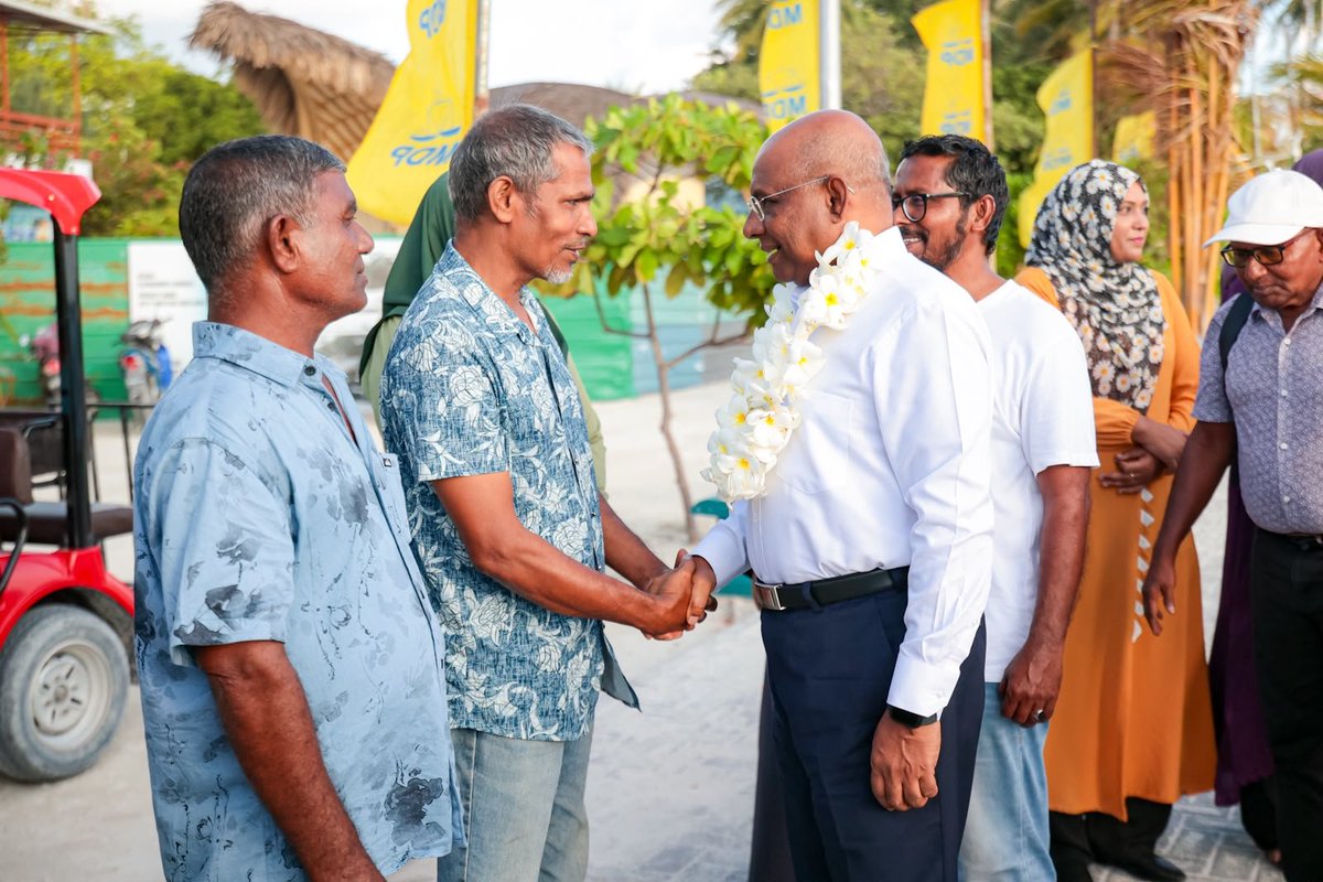 Mohamedfaisalv's tweet photo. އެމްޑީޕީ ރިޔާސީ ޕްރައިމަރީގައި ވާދަ ކުރައްވާ ކެންޑިޑޭޓް އޮނަރަބަލް އަބްދުﷲޝާހިދު އަކީ ގްރައިދޫ ރަށްޔިތުން ބާރުވެރިކޮށް އިގްތިސާދީ ނަފާ ހޯދާދެވޭނެ ފަދަ ކެންޑިޑޭޓެއް. @abdulla_shahid @aabaareh https://t.co/H9esTDFBzp