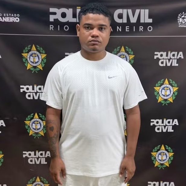 baudorio's tweet photo. ⚠️ATENÇÃO: Thiago Américo, conhecido como Cocão, foi preso no Galeão ao retornar de Dubai. 

Segundo a Polícia Civil, ele liderava um esquema ligado ao TCP que desbloqueava iPhones roubados, acessava contas bancárias das vítimas e revendia os aparelhos na Zona Sul do Rio. https://t.co/efklMYYJTm