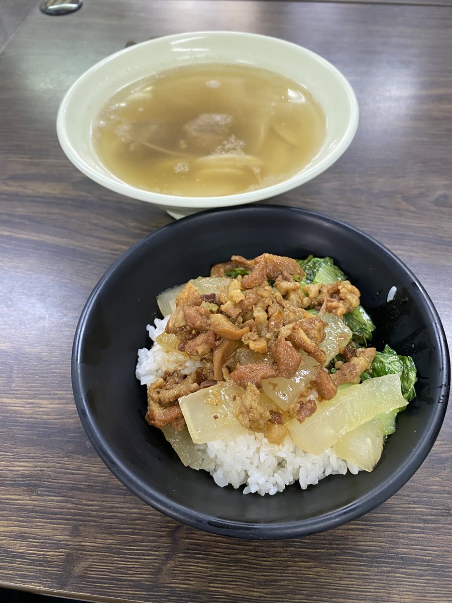 LJL218's tweet photo. 今天的午餐：魯肉飯、竹筍排骨湯。$100NTD https://t.co/yO77AMuhlH