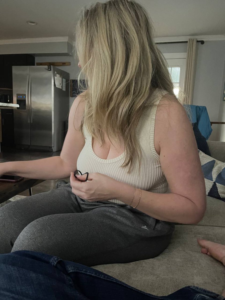jealousJulyh's tweet photo. I feel like she knows but doesn't care #candids #creepshot #candid - MORE IN BIO https://t.co/TVVLw0KeTG