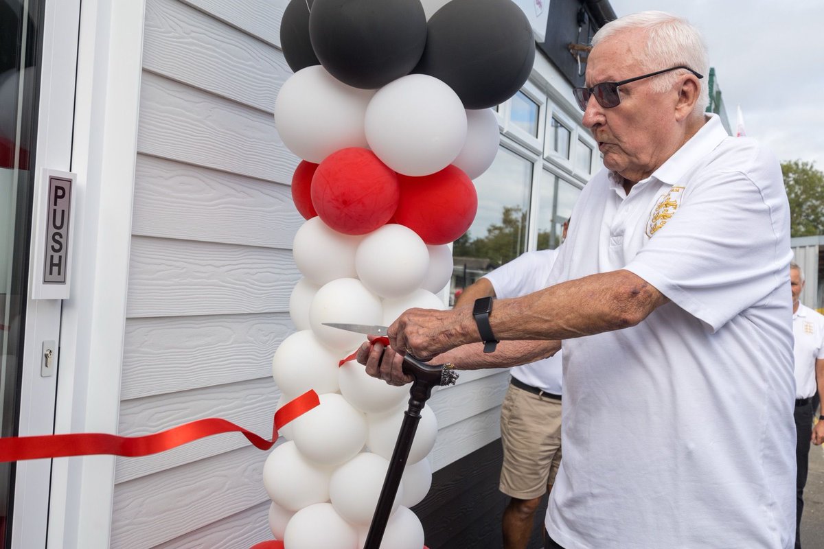 FavershamTownFC's tweet photo. 🍺 WE’RE OPEN! 🍺

The SOS Sports Bar is officially back open! 🎉

A huge thank you to Sid “Bullet” Medley for doing the honours and officially opening the bar for us today. ✂️👏

A special mention must also go to Kerry for all the hard work that has gone into getting everything ready!

And thank you to everyone who came down to support the reopening today. If you couldn’t make it, why not pop down and give us a visit? 🍻

We’ll see you at the bar! 👋

#UpTheLilyWhites ⚪️⚫️🦁🦁🦁
