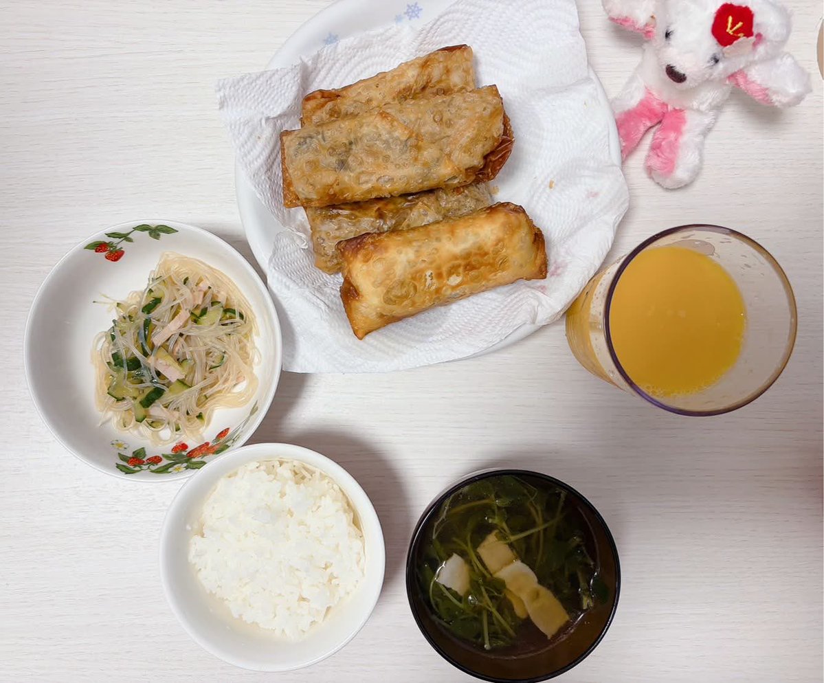 a4kum's tweet photo. 今日の夜ご飯！姉妹で仲良く春巻き作ったよー！配信もしながら作ったから4時間かかった💦
やっぱり三女はわがままだ┐(´д｀)┌ﾔﾚﾔﾚ https://t.co/40eMouJTzF