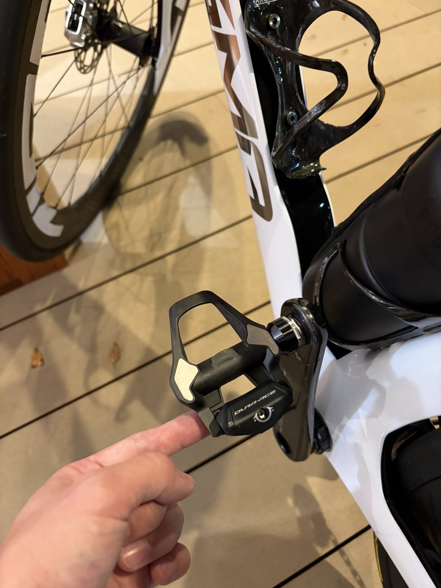 hk8250's tweet photo. 旧型になるRC903のクリート穴でも同じクリー��ポジションが出ることに気づいて、自分のも迷わず新型ペダルに交換

めちゃ良い🙆‍♂️ソールスターによって少し失われてたダイレクト感増した https://t.co/jMUBvBQbZa
