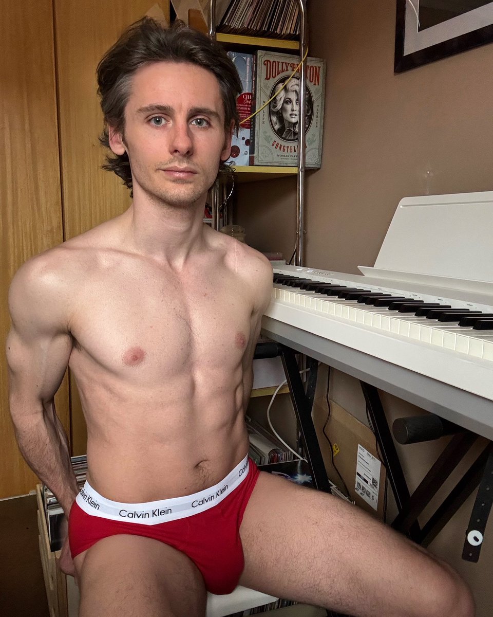 ZachBassXXX's tweet photo. Time to play some keys https://t.co/EdK1nLBBz9