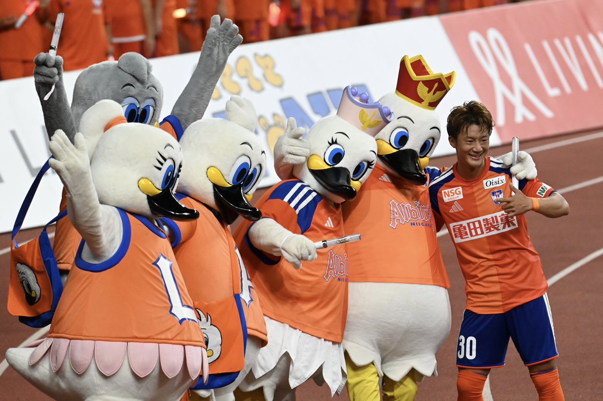 photo1123desu's tweet photo. ファミリー❤️‍🔥🧡💙🦢
#albirex 
#関口正大 https://t.co/PuMKVyKO3U