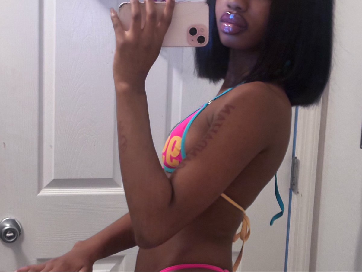 missniakayy's tweet photo. Pretty lips I like to blow him kisses bye byeeee https://t.co/4wwoV8eVIU
