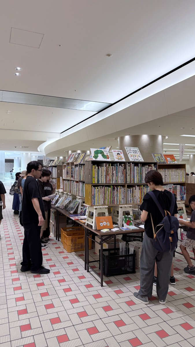 ishikawaKosho's tweet photo. 「いしかわ古書フェス2026」初日、たくさんのご来場ありがとうございました！

明日は9:00〜17:00まで開催します。

「能登応援チャリティー入札会」は、明日15時に開札。気になる出品物がある方は、ぜひ開札前までにご入札ください。

明日も金沢駅地下でお待ちしております！ https://t.co/0qxZbFLPi4