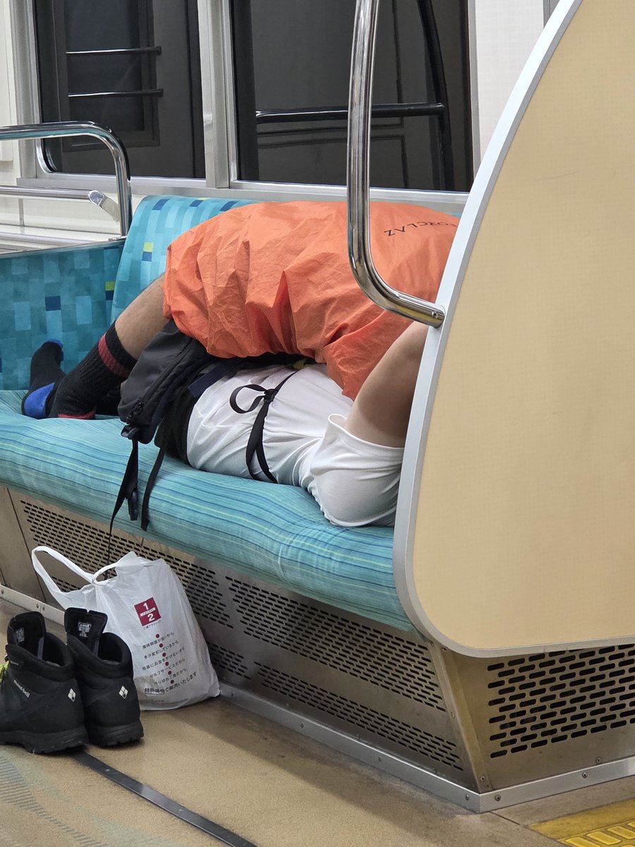 gaijin_mondai's tweet photo. 夜１０時前の小田急線新宿行き町田付近。座席を占領して寝る中東系の移民男(顔確認済み)。ホント迷惑やなあ…😮‍💨 https://t.co/AmIHAG584v