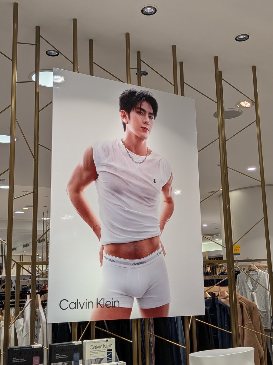 thainumaTANa's tweet photo. 今日はGMMTVFANDAY33で大阪にいるはずのSeaくんが名古屋に😆💕

CALVINKLEINのポップアップショップはジェイアール名古屋タカシマヤさんの8Fで29日（火）まで✨
※お店の方に撮影と掲載許可いただいています

またNAGOYAにも来てね〜
#CALVINKLEIN  #sea_tawinan 
@CalvinKlein @Sea_tawinan https://t.co/dPY5uMcv0G