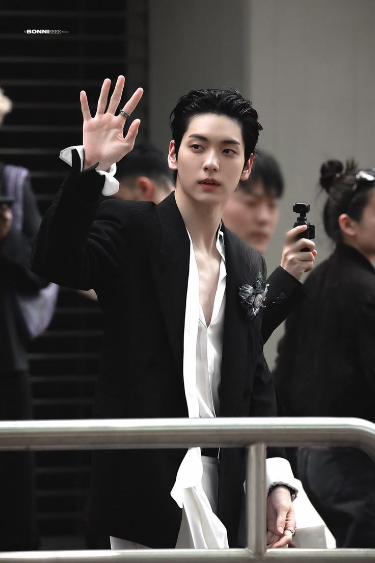 ZskeyZ's tweet photo. ไม่แปลกใจทำไมได้เป็นขวัญใจเกย์อันดับ 1 ไม่ว่าจะลุคหล่อเท่เจ้าพ่อมาเฟีย สุ้บเอาอยู่ แอคโย่แบ๊วน่ารัก น่ารักมากจนเหมือนใช้คำนำหน้าว่าคุณหนู หุ่นข้างหลังก็สับโซ๊ะจึ้งมารูอึ้ง หุ่นข้างหน้าก็แซ่บไม่แพ้กัน กล้ามหน้าท้องสวยๆที่สุ้บตั้งใจปั้นตั้งใจโชว์ อยากพิมพ์คำนั้นว่ะ https://t.co/VQSMZcm53V