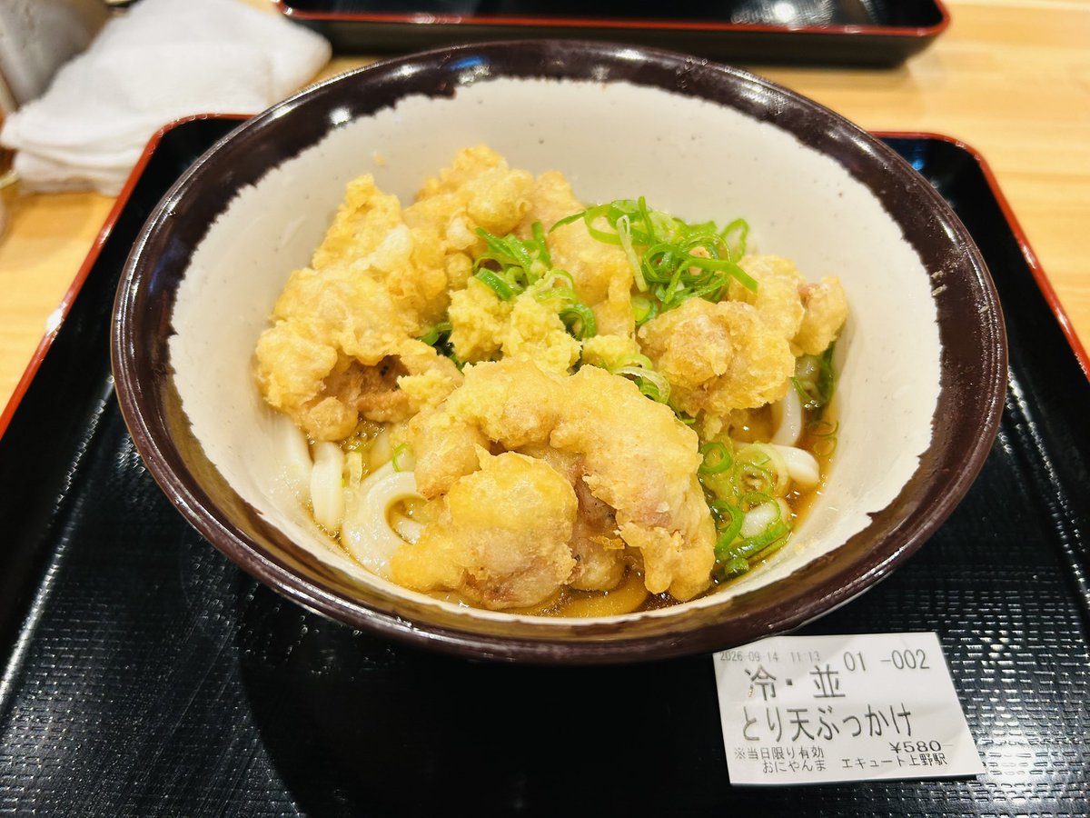 naotaro0202's tweet photo. 上野駅構内にある『おにやんま』さんで、冷とり天ぶっかけを。上野店は座れて嬉しいけど、生姜を沢山入れたい派としては、卓上に生姜がないのがちょっと寂しい
#うどん屋 #おにやんま #うどん #冷とり天ぶっかけ  #上野駅 #エキュート上野 https://t.co/o6cbLa7uF1