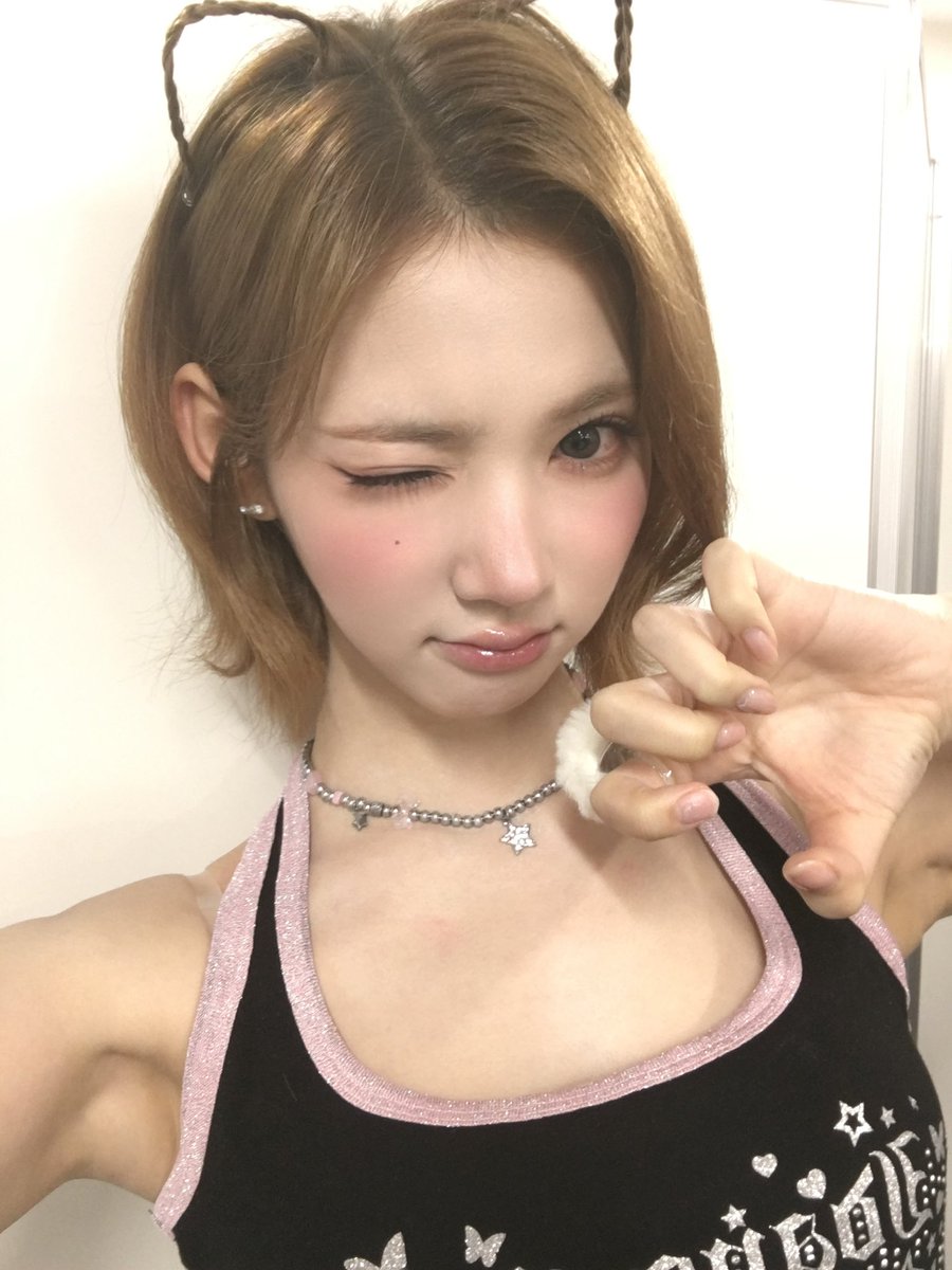 Byeo_ri2's tweet photo. 260919 위버스 포스트 #지우 

고양이 머리는 처음😽 https://t.co/AQaHgU2lZI