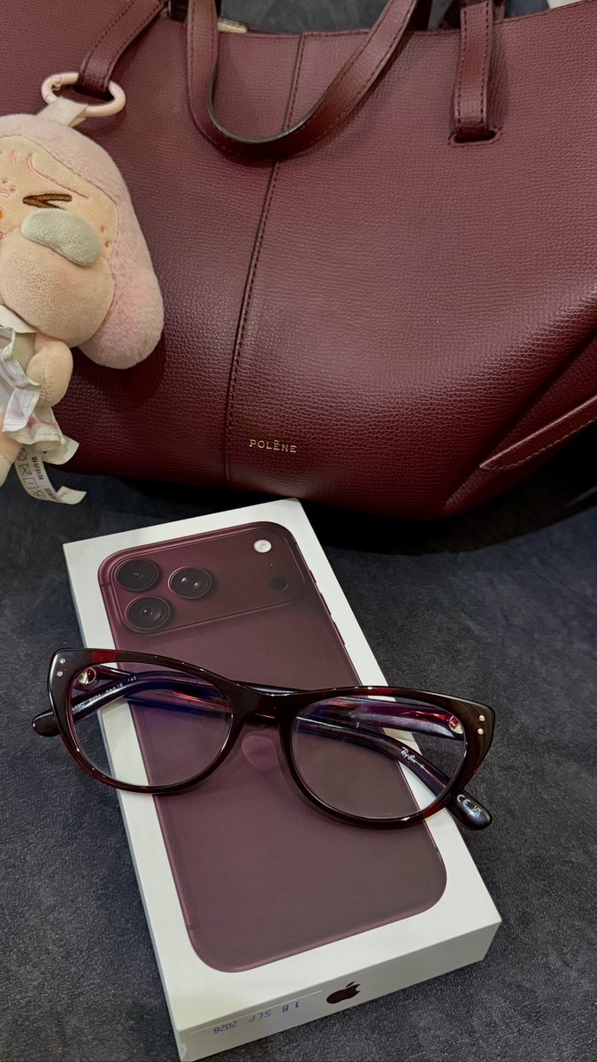 ftnmlek's tweet photo. Didn’t even think twice when husband said, “You want it, baby?” here we gooo! 😂✨ Upgraded from 14 Pro Max to 18 Pro Max.

LAWA SANGAT, I KENNOT BERWORD WORD! Btw, matchy-matchy with my handbag &amp; 👓✨ https://t.co/Pb86SXwhUK