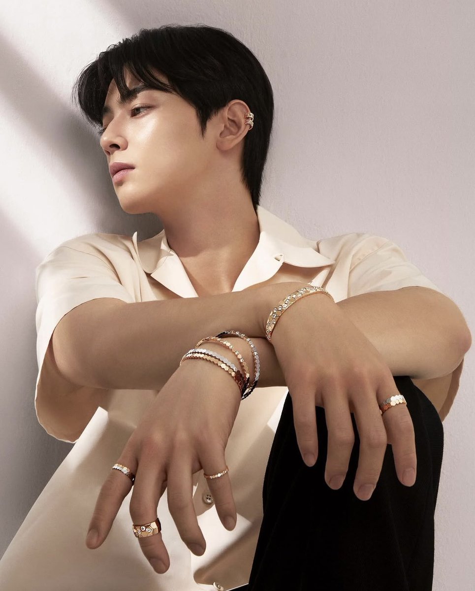 CEWProjects's tweet photo. 26.09.19

Daily military countdown for Eunwoo, marking his journey.

Each day we look back at a moment from Eunwoo’s past on this date, celebrating the memories he has given us over the years while we wait for his return.

Today is Day 419.

Two years ago today, September 19, 2024, Eunwoo shared these stunning photos in collaboration with Chaumet for the Bee My Love collection. 🐝💎

Along with the photos, Chaumet shared these beautiful words:

“The Bee My Love collection celebrates timeless elegance and versatility. Chaumet’s Global Brand Ambassador, Cha Eun Woo, perfectly embodies this spirit.”

And honestly, we couldn’t agree more. 💫
We hope there will be many more beautiful moments with Eunwoo and Chaumet to come. 💜

And a little milestone for today: exactly 130 days left! Tomorrow, we’re entering the 120s. Getting closer and closer to having him back. 🥹

We will be here every day until he returns. ✨

#CHAEUNWOO #차은우
@CHAEUNWOO_offcl