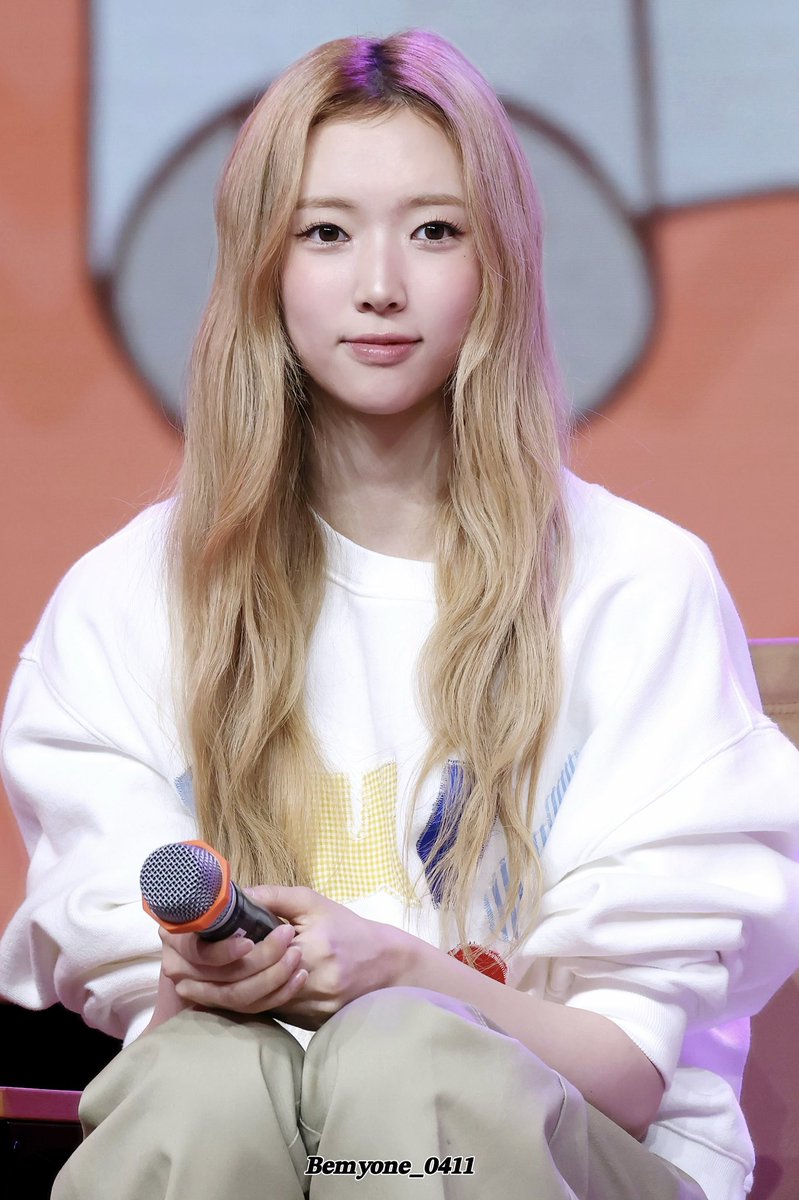 Bemyone_0411's tweet photo. 260919  fan party

#ELENA #TUIDE
#튜이드 #엘레나 https://t.co/wqKLl12T51