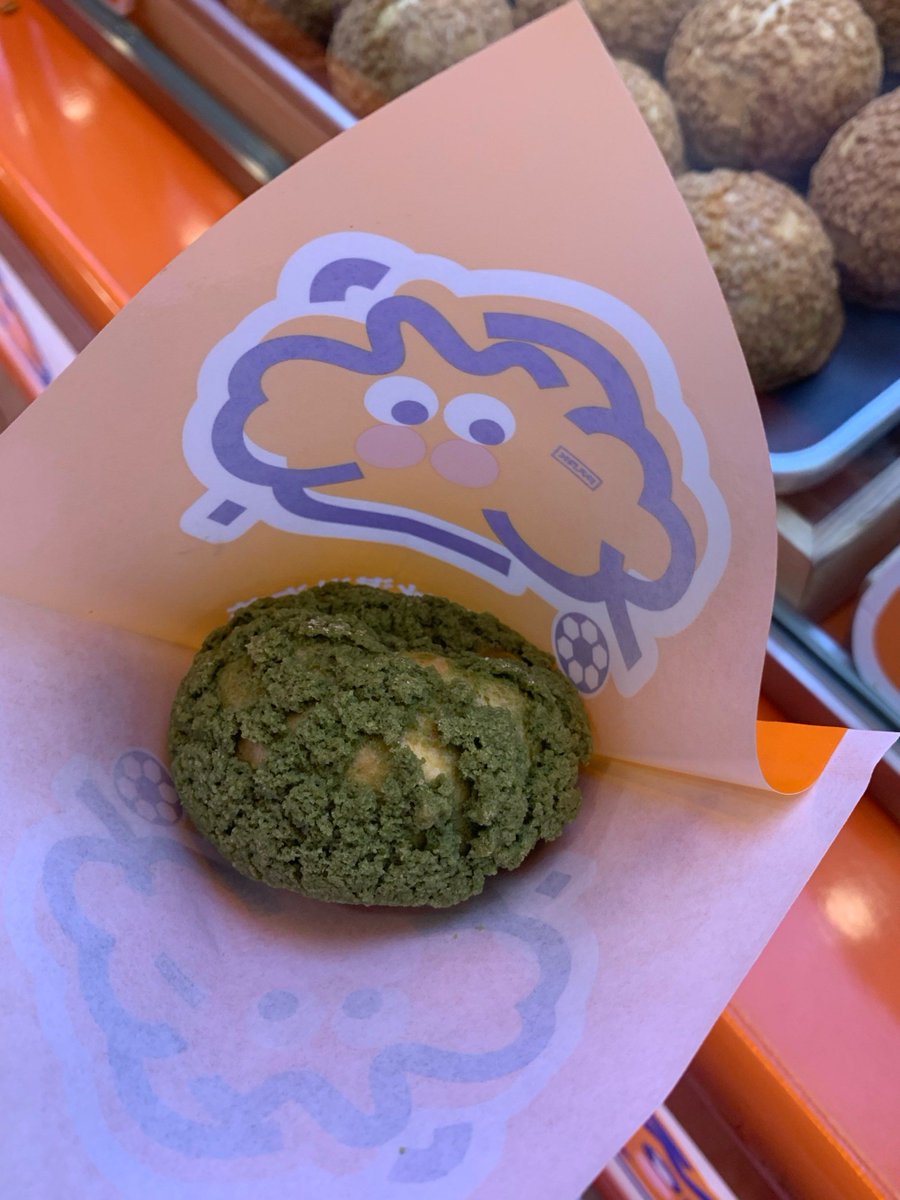 ariav405770's tweet photo. Just got the yummiest matcha puffs from the local bakeshop  Grabbing a handful for my roommate—snacks are way better when shared! Who’s your go-to snack buddy https://t.co/unXkspYmNG