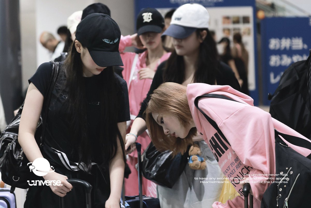 GEEWOOCHOI's tweet photo. woomen family travel in japan

🍓”ini gimana sih dd? kemarin udah di cek semua roda kopernya ga rusak loh”
😊”dd gatau ma.. tadi gapapa kok dibawa bunda, ya kan bunda?”
🌴”overweight keknya ya? maaf ya sayang…”
🍓”oh gapapa, aku aja bawa yang ini nanti beli yang baru”
😊”…..?” https://t.co/1Pxf4MZ4GP