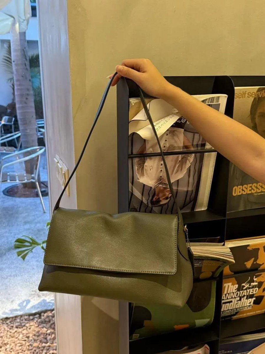 ratjunmuu's tweet photo. Berawal dari mikir, “Kok aku nggak punya tas ijo ya?” 😭 Berhari-hari nyelam di toko oren, akhirnya nemu yang ijonya paling cakep! Mana model cemplang-cemplung, bahannya tebal pula 😭💚 https://t.co/mLewIWNkHW