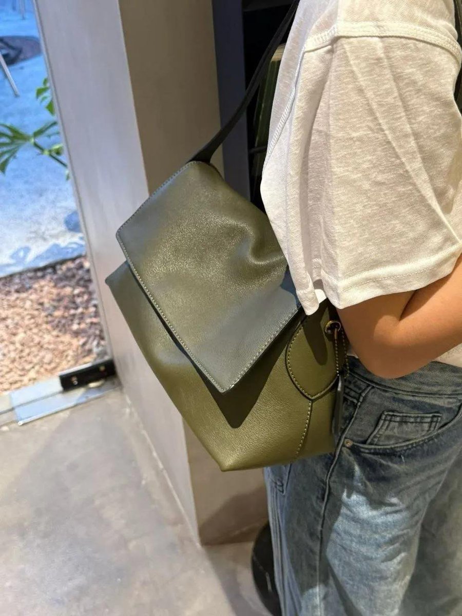 ratjunmuu's tweet photo. Berawal dari mikir, “Kok aku nggak punya tas ijo ya?” 😭 Berhari-hari nyelam di toko oren, akhirnya nemu yang ijonya paling cakep! Mana model cemplang-cemplung, bahannya tebal pula 😭💚 https://t.co/mLewIWNkHW