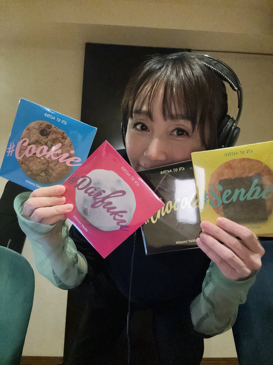yaiko_official's tweet photo. 自宅のリビングで録音した愛おしい弾き語りアルバム！！
ありがたいことに大好評でして、オンラインショップでもお求め頂けるようになりました🥺✨

9月23日（水・祝）23:29ご注文分までは送料無料キャンペーン中です！！

思い入れたっぷりの弾き語りアルバムと共に、DOOR to DOORSツアーグッズもぜひゲットしてくださいませ☺︎☺︎☺︎

弾き語りアルバムの収録曲や、その他かわゆいグッズなどの詳細についてはHPでチェックしてね☑️

https://t.co/4unCEjgU1g