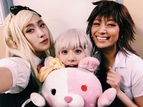 hajimefinalgirl's tweet photo. she was so happy to be sandwiched between two beautiful women 🩷 https://t.co/gwLh8JYVIJ