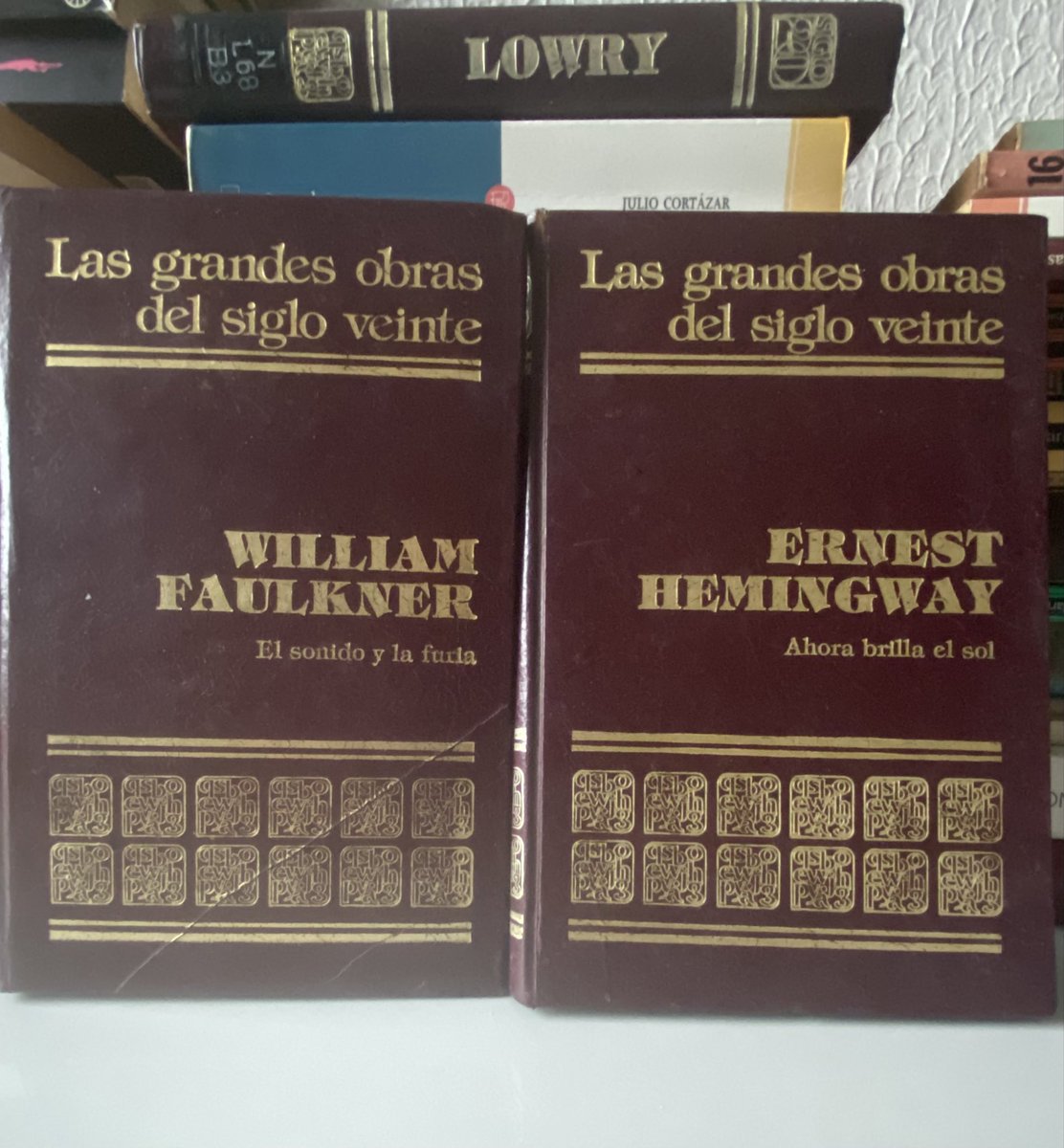 sotolamarinauno's tweet photo. Bonito Sábado para la lectura ecléctica ☕️📕☕️

Si en gustos se rompen géneros, en estilos más y en escritores ni se diga… https://t.co/cOfLa2mnPK