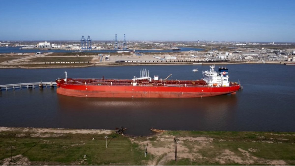 Malcolmtraderr_'s tweet photo. #Petrol taşımacılığında maliyetler rekor kırdı.

Süper tanker kıtlığı yüzünden #Houston'dan #Asya'ya petrol taşıma maliyeti varil başına 26 dolara çıktı.

Yüksek navlun uzak mesafe ticaretini zorlaştırıyor, rafineri ve akaryakıt piyasasına baskı artıyor.

#savaş #altın #oil https://t.co/TJB7numnIH