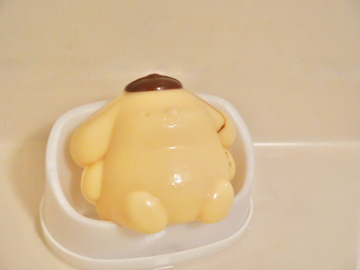 emili_0109's tweet photo. ソープディッシュがこれしかなくて笑
風呂場のドンで可愛い

ベレー帽溶けてるから
この子プリンの妖精説ある

#ポムポムプリン 
#ポムバサダー https://t.co/FcfRAftBe8