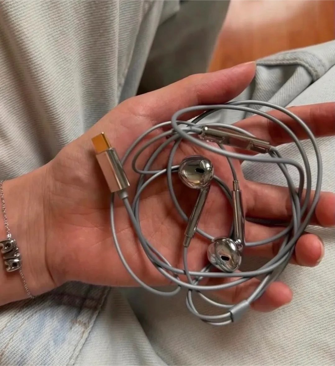 Hghway_1009's tweet photo. bye AirPods.. welcome back headset kabel😭

gak perlu charge, tinggal colok &amp; play https://t.co/2NjE0ZTzWh