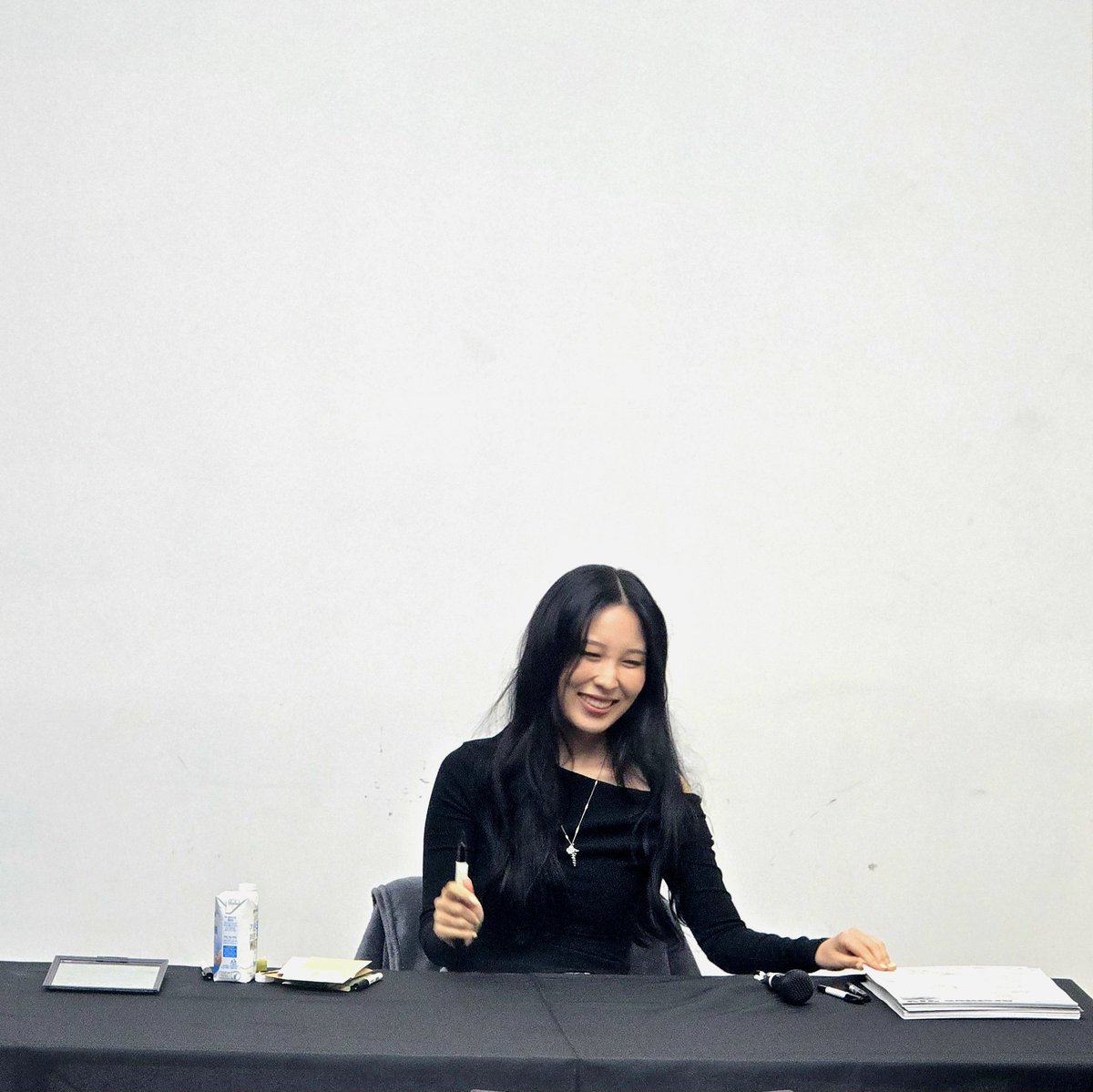 hellojinah0718's tweet photo. @hearUmore 안녕하세요! 팬싸 온 1인인데 아직 싸인중이예요! 웃음을 잃지 않은 진아입니당 https://t.co/h3sVwzBJJc