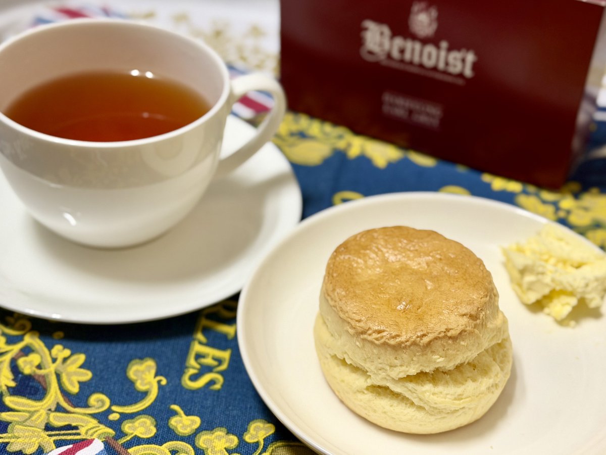 Alex_Cao_Legion's tweet photo. 昨日購入したベノアのスコーン。
今まで食べたスコーンより食感が軽いし、甘さも控えめでクロテッドクリームと合う。

そして紅茶の風味を邪魔しない素朴さ。
これこそ自分の理想系かもしれない…！ https://t.co/hNeplZmAvw