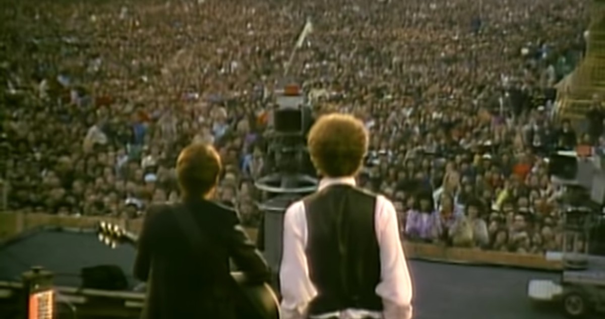 mariobianchi18's tweet photo. Il #19settembre 1981 #Simon e #Garfunkel tengono davanti a 500.000 spettatori il loro più famoso concerto, "The Concert in Central Park", da cui nascerà l'omonimo e celeberrimo album dal vivo. Il successo consacra definitivamente i due i tra i grandissimi della musica mondiale. https://t.co/VVc5mUQIPT