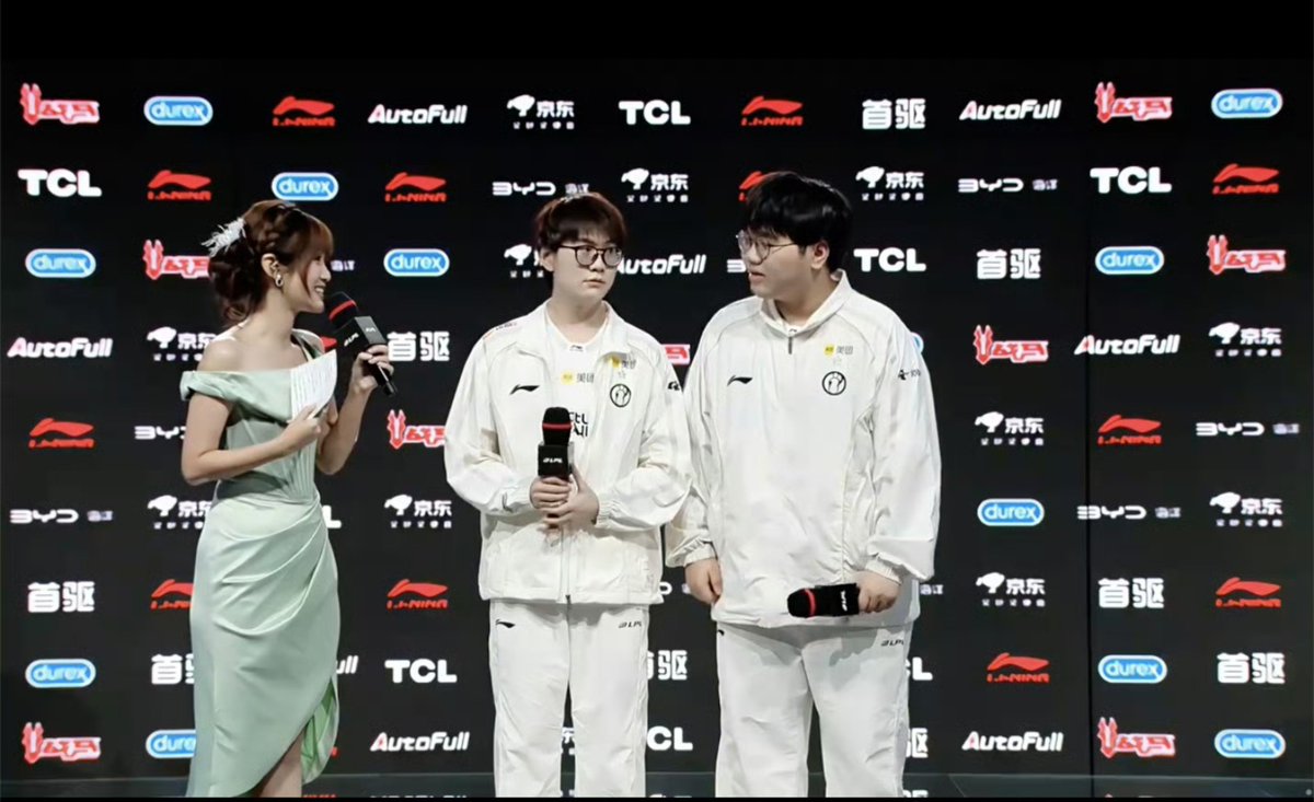 LPLinsider_'s tweet photo. JiaQi e Meiko na entrevista pós jogo

JiaQi: "Estou muito feliz por conseguir ir ao Mundial. Estou extremamente emocionado!"

Meiko: "Sinceramente, não esperava que nós, do Grupo Nirvana, chegaríamos até aqui. Para nós, isso também é uma espécie de milagre." https://t.co/dBbW8KP6XS