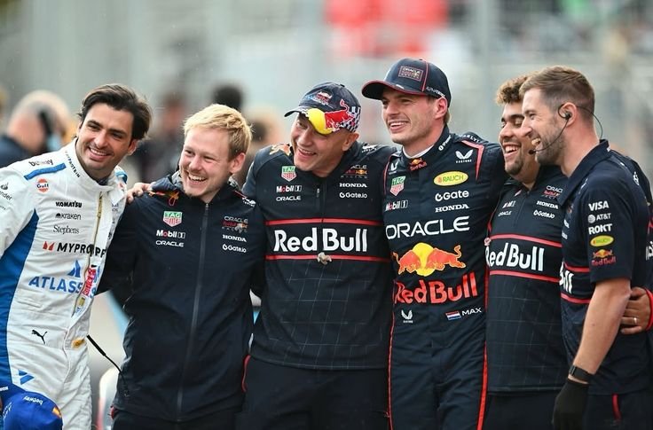 versainzcorner's tweet photo. daily dose of versainz 💙 

it's been one year since the chaotic quali of the 2025 Azerbaijan GP, in which our boys secured front row with two excellent laps in tricky conditions.

VER - 1:41.117
SAI - 1:41.595

and we got this sweet photo of them with the redbull crew. https://t.co/QPUGczDYU5