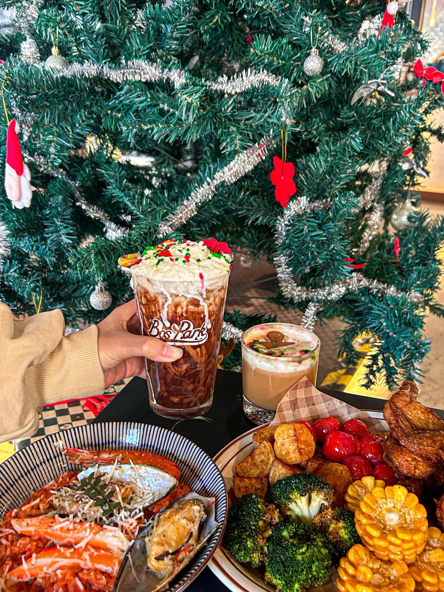 ducke921804's tweet photo. Holiday feast alert! Creamy roasted turkey, cranberry-glazed ham, and buttery pumpkin pie on our seasonal menu — grab your spots before they’re gone! #HolidayEats https://t.co/aAtS0Z71sV
