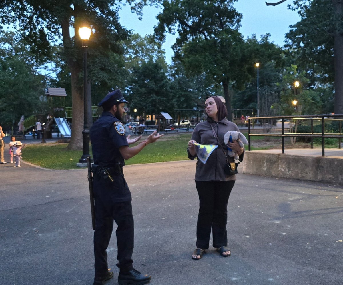 NYPD109Pct's tweet photo. 109 Pct Auxiliary Officers were again distributing information regarding Jewelry Scams to members of our community. https://t.co/qHhZ1x04qi