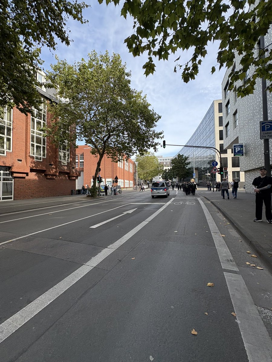 Nino_Pandari's tweet photo. #K1909 #Koeln 1451 Fundi Demo geht an der Masse der Menschen vorbei 😅🙈❓ https://t.co/x9RCFrgUSN