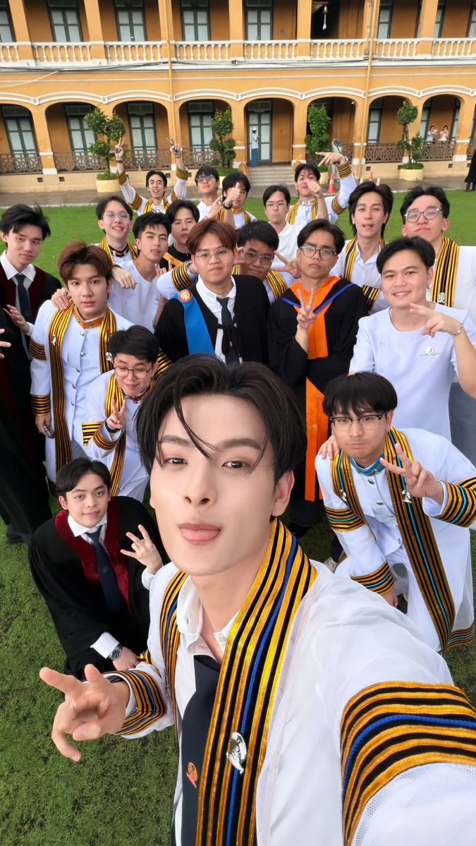 chinaliljpng's tweet photo. ขุนพลกับเพื่อน ๆ ที่สก. น่ารักมากㅜㅜ ฉันชอบมิตรภาพเด็ก สก. มาก สังเกตุตลอดเด็กสก.โคตรรักกัน จบม.6 ก็ถ่ายรูปรวม พอจบมหาลัยก็มารวมตัวกันถ่ายรูปเหมือนเดิม สมกับที่เนื้อเพลงว่าไว้เลย “เลือดชมพูฟ้าเรามันเข้มข้น” เข้มข้นจริง ๆ ไม่ว่าจะผ่านไปกี่ปีก็รักกันเหมือนเดิม🩷🩵

#KHUNPOL https://t.co/kBDqm8EgX8