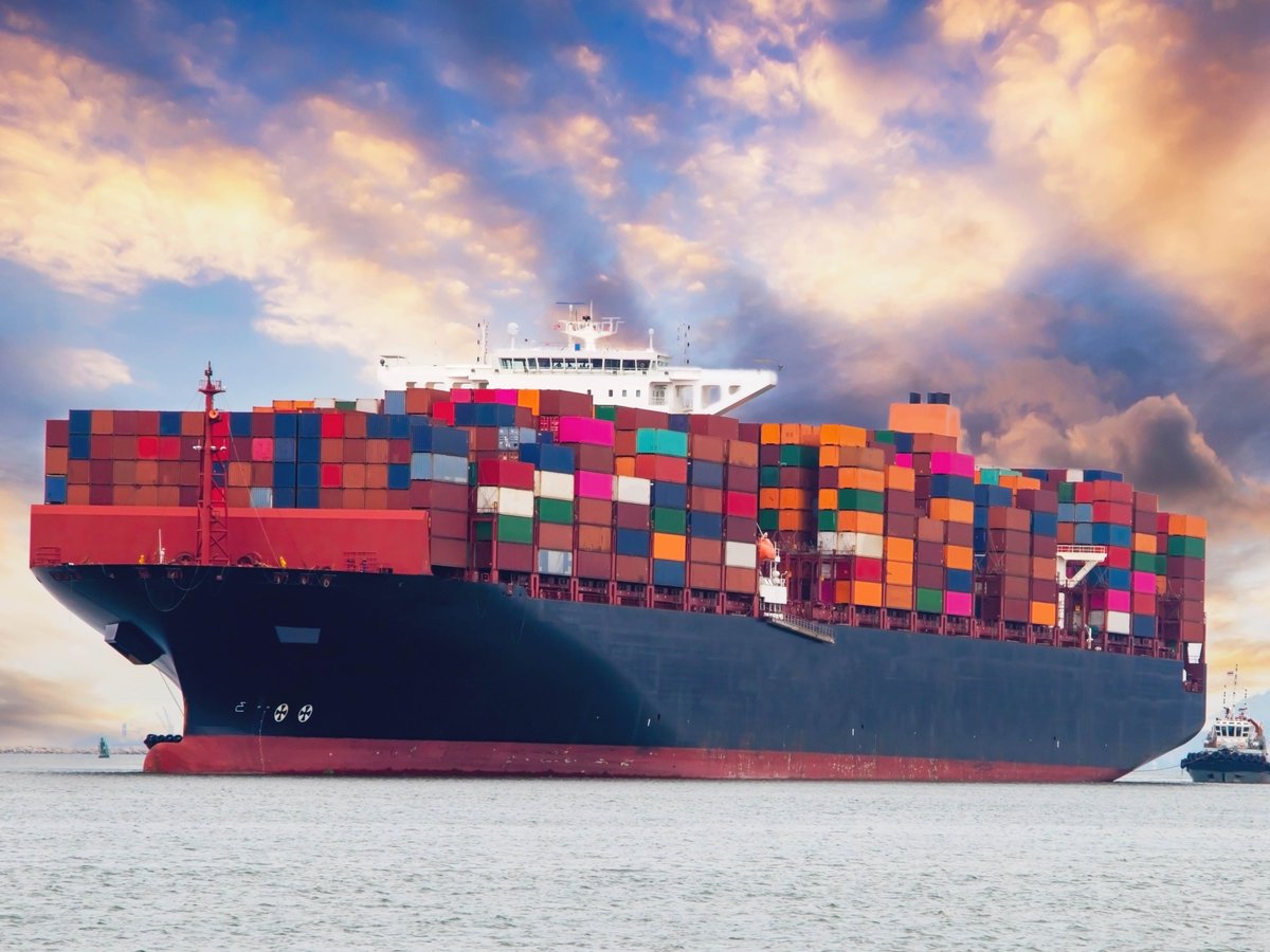 Rati0nalist_'s tweet photo. Avg cargo ship surf on waves tht are about 50 feet.

But, containers on a even track on regulated speed is dangerous 🤨🤨 https://t.co/8Wr320jKqH